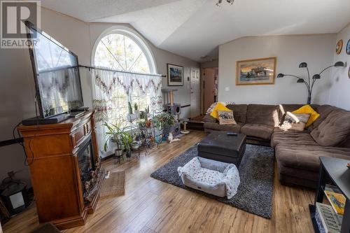 6237 Buckhorn Road, Kamloops, BC - Indoor Photo Showing Living Room