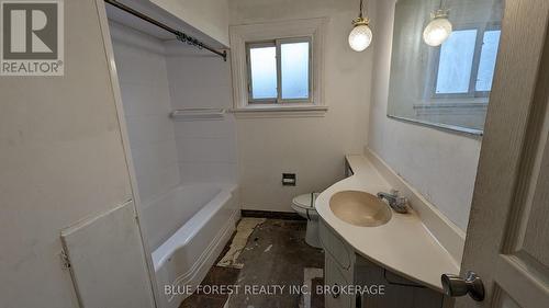 144 Wilson St, Woodstock, ON - Indoor Photo Showing Bathroom