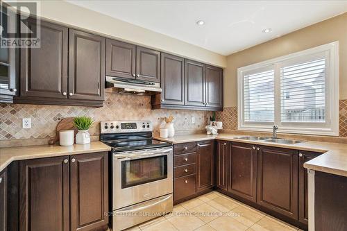 1009 Holdsworth Cres, Milton, ON - Indoor Photo Showing Kitchen With Double Sink