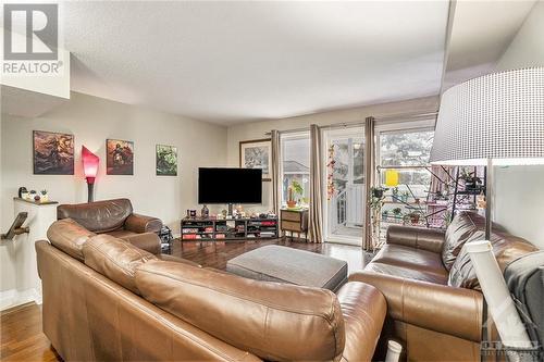 500 Reardon Private, Ottawa, ON - Indoor Photo Showing Living Room