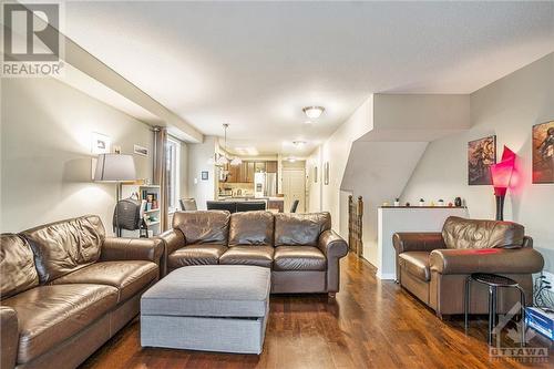 500 Reardon Private, Ottawa, ON - Indoor Photo Showing Living Room