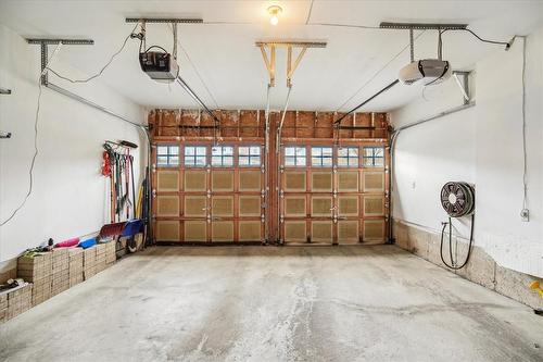 1009 Holdsworth Crescent, Milton, ON - Indoor Photo Showing Garage