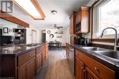 600 26Th Street W, Owen Sound, ON - Indoor Photo Showing Kitchen With Double Sink