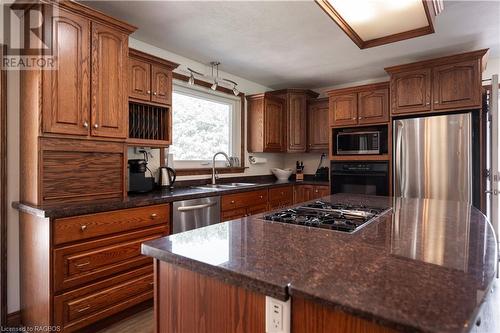 600 26Th Street W, Owen Sound, ON - Indoor Photo Showing Kitchen With Double Sink