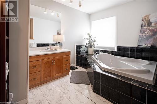 600 26Th Street W, Owen Sound, ON - Indoor Photo Showing Bathroom