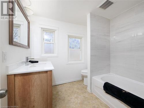 581 2Nd Avenue E, Owen Sound, ON - Indoor Photo Showing Bathroom