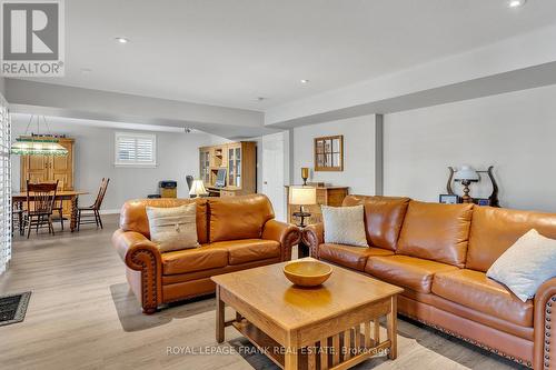 81 South Harbour Dr, Kawartha Lakes, ON - Indoor Photo Showing Living Room