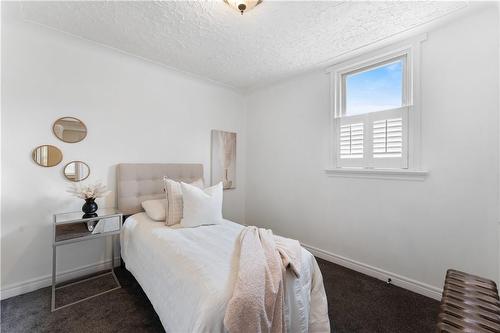 101 Teal Avenue, Stoney Creek, ON - Indoor Photo Showing Bedroom