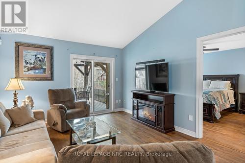 7042 Brittany Crt, Niagara Falls, ON - Indoor Photo Showing Living Room With Fireplace