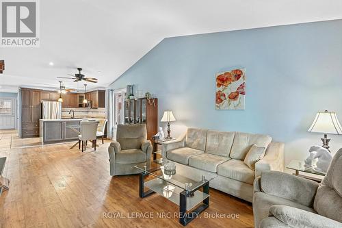 7042 Brittany Crt, Niagara Falls, ON - Indoor Photo Showing Living Room