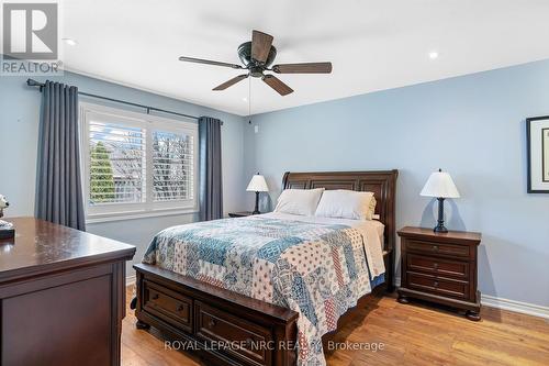 7042 Brittany Crt, Niagara Falls, ON - Indoor Photo Showing Bedroom