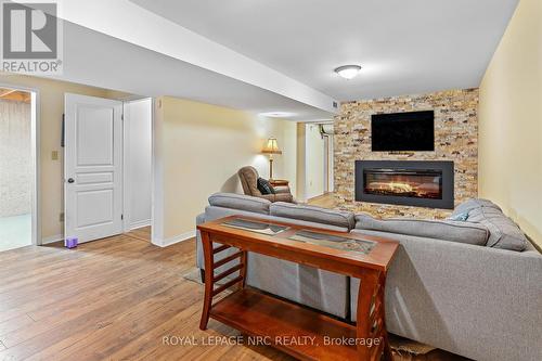 7042 Brittany Crt, Niagara Falls, ON - Indoor Photo Showing Living Room With Fireplace