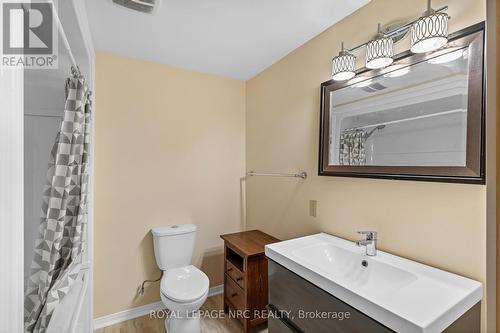 7042 Brittany Crt, Niagara Falls, ON - Indoor Photo Showing Bathroom