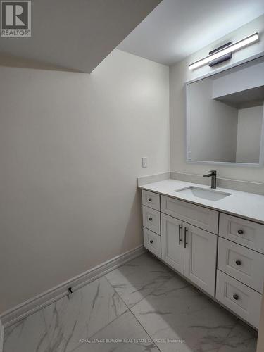 B - 2215 Winding Way, Burlington, ON - Indoor Photo Showing Bathroom