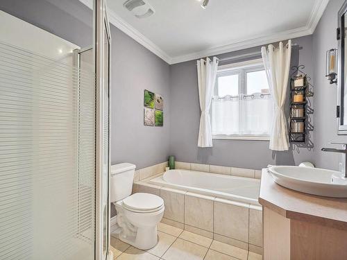 Bathroom - 10332 Rue Sackville, Montréal (Ahuntsic-Cartierville), QC - Indoor Photo Showing Bathroom