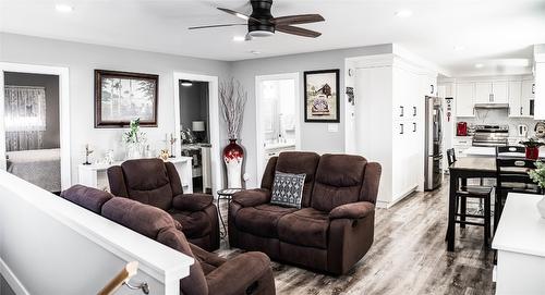 315 8Th Avenue, Princeton, BC - Indoor Photo Showing Living Room