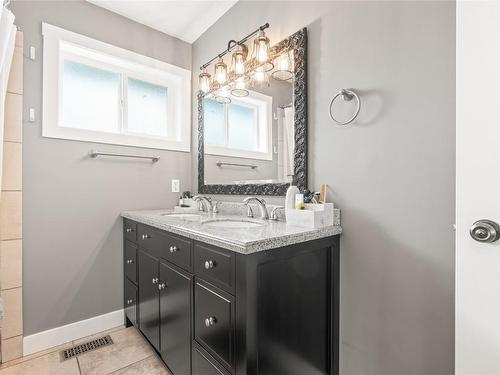 610 Pottery Road, Vernon, BC - Indoor Photo Showing Bathroom