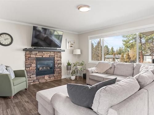 610 Pottery Road, Vernon, BC - Indoor Photo Showing Living Room With Fireplace