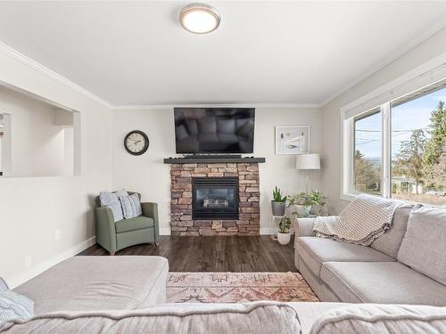 610 Pottery Road, Vernon, BC - Indoor Photo Showing Living Room With Fireplace