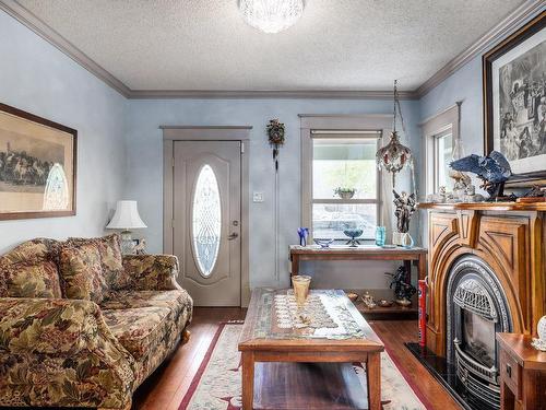 1024 Rutland Road, Kelowna, BC - Indoor Photo Showing Living Room