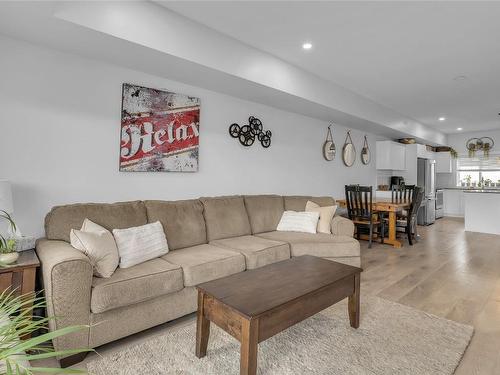 21-255 Taylor Road, Kelowna, BC - Indoor Photo Showing Living Room