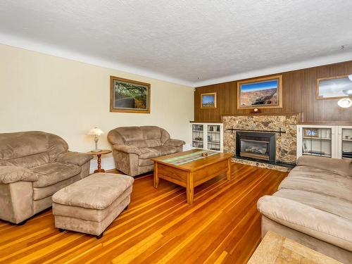 6156 Grieve Rd, Duncan, BC - Indoor Photo Showing Living Room With Fireplace