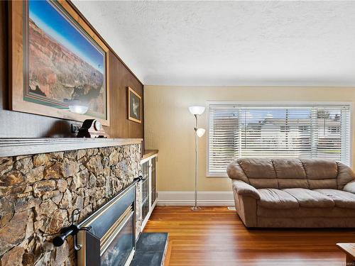 6156 Grieve Rd, Duncan, BC - Indoor Photo Showing Living Room With Fireplace