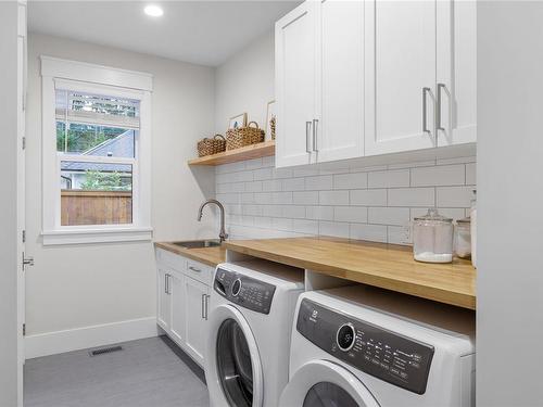 2777 Andys Lane, Nanoose Bay, BC - Indoor Photo Showing Laundry Room