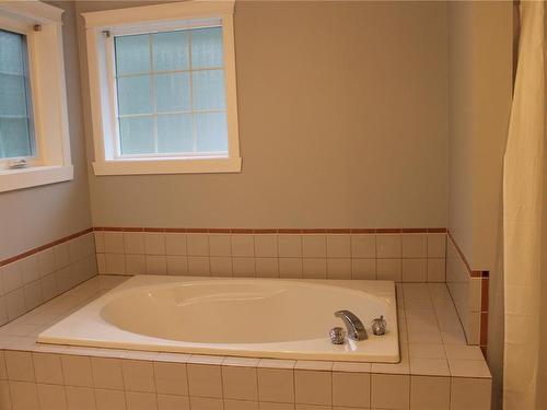 1273 Kathleen Dr, Duncan, BC - Indoor Photo Showing Bathroom