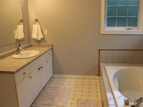 1273 Kathleen Dr, Duncan, BC - Indoor Photo Showing Bathroom