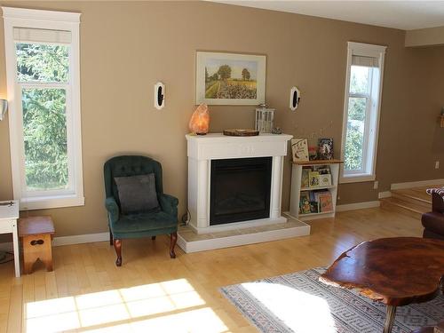 1273 Kathleen Dr, Duncan, BC - Indoor Photo Showing Living Room With Fireplace