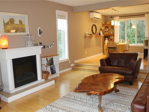 1273 Kathleen Dr, Duncan, BC - Indoor Photo Showing Living Room With Fireplace