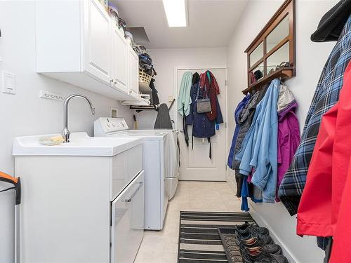 209 Jamie Pl, Langford, BC - Indoor Photo Showing Laundry Room