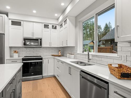 3236 Klanawa Cres, Courtenay, BC - Indoor Photo Showing Kitchen With Double Sink With Upgraded Kitchen