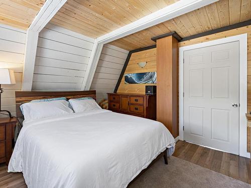710 Glacier View Cir, Courtenay, BC - Indoor Photo Showing Bedroom