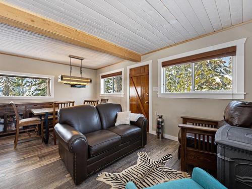 710 Glacier View Cir, Courtenay, BC - Indoor Photo Showing Living Room