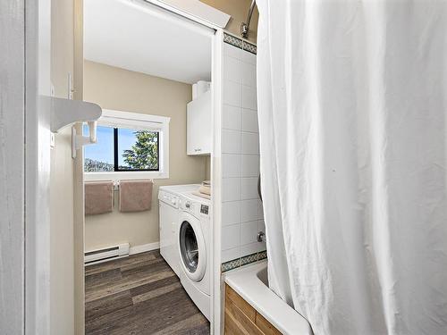 710 Glacier View Cir, Courtenay, BC - Indoor Photo Showing Laundry Room
