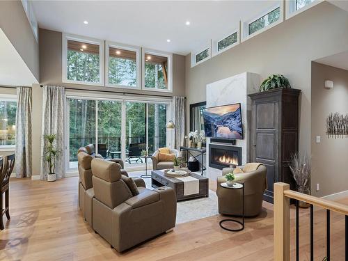 2371 Renfrew Rd, Shawnigan Lake, BC - Indoor With Fireplace