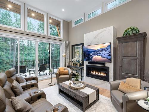 2371 Renfrew Rd, Shawnigan Lake, BC - Indoor Photo Showing Living Room With Fireplace