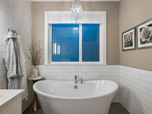 2371 Renfrew Rd, Shawnigan Lake, BC - Indoor Photo Showing Bathroom