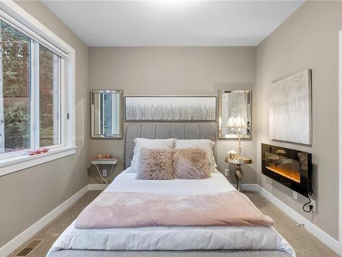 2371 Renfrew Rd, Shawnigan Lake, BC - Indoor Photo Showing Bedroom