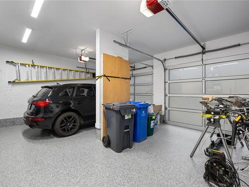2371 Renfrew Rd, Shawnigan Lake, BC - Indoor Photo Showing Garage