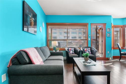 201-93 Winnipeg Street, Penticton, BC - Indoor Photo Showing Living Room