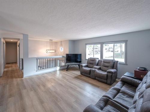 1720 Oliver Ranch Road, Okanagan Falls, BC - Indoor Photo Showing Living Room