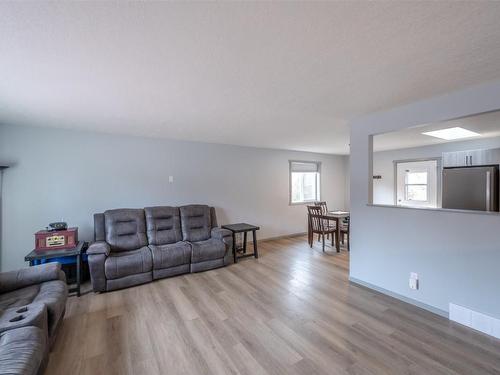 1720 Oliver Ranch Road, Okanagan Falls, BC - Indoor Photo Showing Living Room