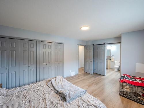 1720 Oliver Ranch Road, Okanagan Falls, BC - Indoor Photo Showing Bedroom