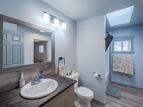 1720 Oliver Ranch Road, Okanagan Falls, BC - Indoor Photo Showing Bathroom