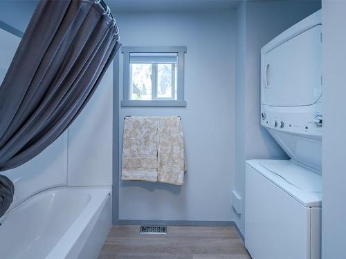 1720 Oliver Ranch Road, Okanagan Falls, BC - Indoor Photo Showing Laundry Room