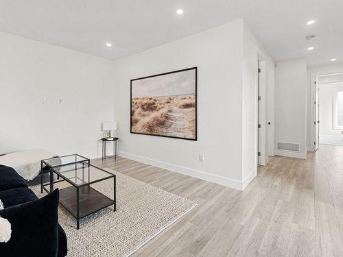 590 Radant Road, Kelowna, BC - Indoor Photo Showing Living Room