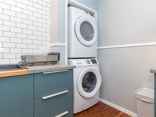1725 Amphion St, Victoria, BC - Indoor Photo Showing Laundry Room